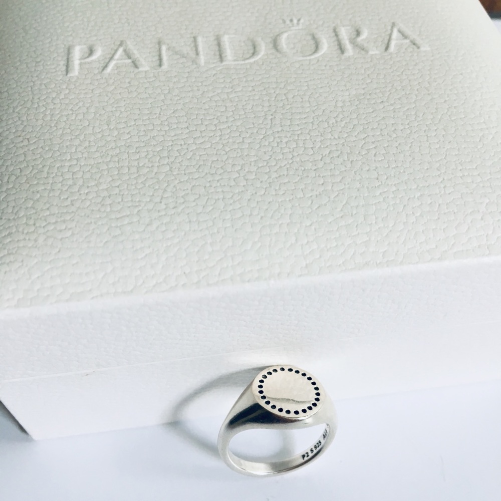 PANDORA CIRCLE SIGNET RING